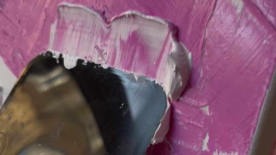 Spachtel verteilt Texturepaste / Strukturpaste auf Leoinwand um einen 3D effekt zu erzeugen