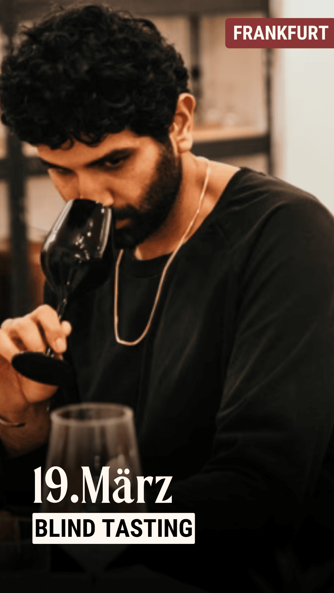 Blind Tasting Weinprobe in Frankfurt – 19. März Nahaufnahme von Klaviertasten für das Wine, Paint & Piano Event mit Live-Musik in München am 29. November