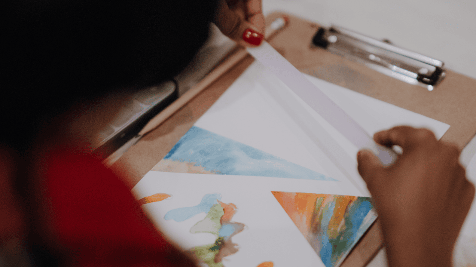 Spachtel verteilt Texturepaste / Strukturpaste auf Leoinwand um einen 3D effekt zu erzeugen