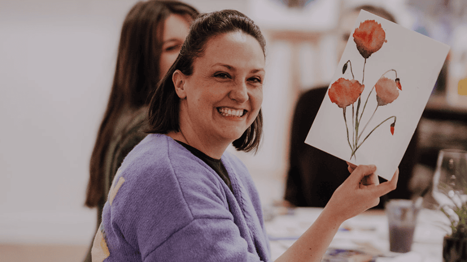 Strukturpaste wird mit Spachtel verteilt um ein Textured Kunstwerk zu erstellen